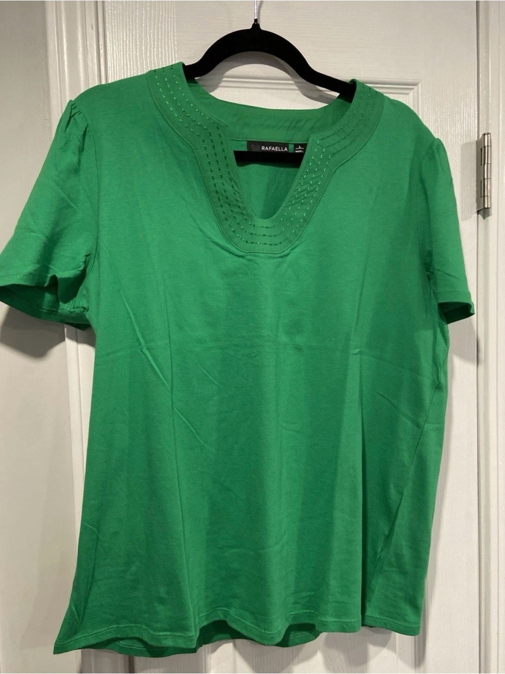 Rafaella Size XL Kelly Green V Neck Short Sleeve Tee Shirt Embroidered Trim